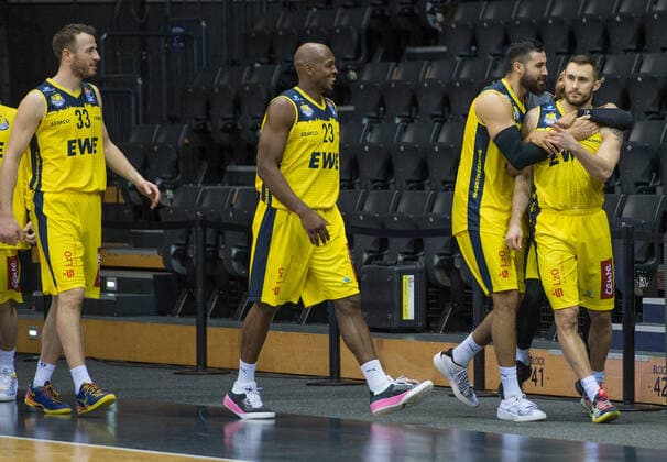 GER, Basketball, EWE Baskets Oldenburg vs Hamburg Towers 10.02.2021, EWE Arena, Oldenburg, GER, easy Credit-BBL, EWE Baskets Oldenburg vs Hamburg Towers, im Bild der Held Keith HORNSBY (EWE Baskets Oldenburg 4 ) wird gefeiert von Martin BREUNING (EWE Baskets Oldenburg 12 ) Phil PRESSEY (EWE Baskets Oldenburg 25 ) Rickey PAULDING (EWE Baskets Oldenburg 23 ) und Philipp SCHWETHELM (EWE Baskets Oldenburg 33 )