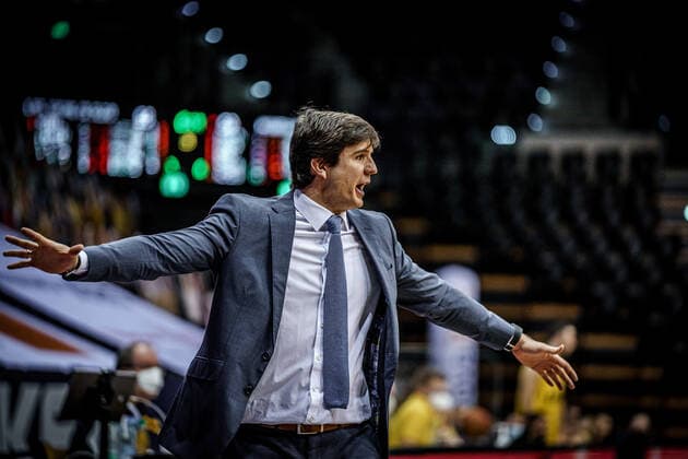 Basketball Oldenburg 10.02.2021 Saison 2020 2021 easyCredit BBL: 17. Spieltag: EWE Baskets - Hamburg Towers Basketball Oldenburg 10.02.2021 Saison 2020 2021 easyCredit BBL: 17. Spieltag: EWE Baskets - Hamburg Towers Pedro Calles (Cheftrainer), Towers Hamburg nur redaktionelle Verwendung - kommerzielle Verwendung Nutzung nur nach Absprache mit dem Fotografen Oldenburg Deutschland