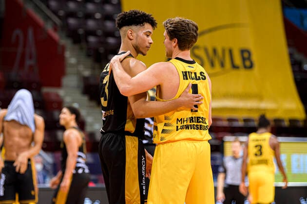 Ludwigsburg, Deutschland 10. Februar 2021: BBL- 20 21 - MHP Riesen Ludwigsburg vs. Basketball Loewen Braunschweig Garai Zeeb (Braunschweig), Jordan Hulls (Ludwigsburg) Ludwigsburg MHP Arena Baden-Württemberg Deutschland