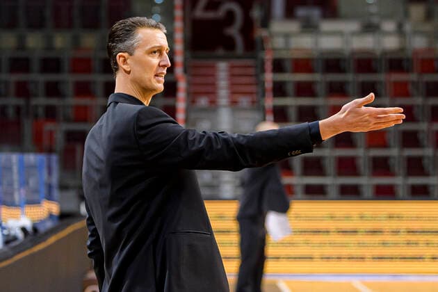 Ludwigsburg, Deutschland 10. Februar 2021: BBL- 20 21 - MHP Riesen Ludwigsburg vs. Basketball Loewen Braunschweig Headcoach Pete Strobl (Braunschweig) Ludwigsburg MHP Arena Baden-Württemberg Deutschland