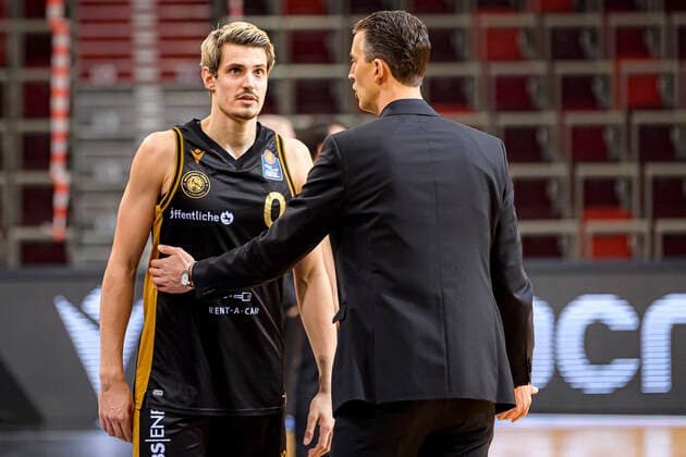 Ludwigsburg, Deutschland 10. Februar 2021: BBL- 20 21 - MHP Riesen Ludwigsburg vs. Basketball Loewen Braunschweig Lukas Wank (Braunschweig), Headcoach Pete Strobl (Braunschweig) unzufrieden enttäuscht enttaeuscht niedergeschlagen frustriert, Ludwigsburg MHP Arena Baden-Württemberg Deutschland