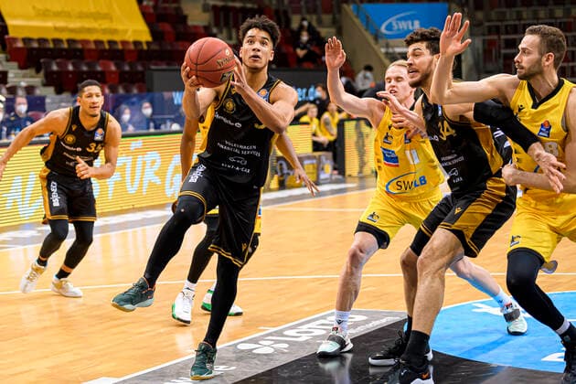 Ludwigsburg, Deutschland 10. Februar 2021: BBL- 20 21 - MHP Riesen Ludwigsburg vs. Basketball Loewen Braunschweig v.li. Garai Zeeb (Braunschweig), Lukas Herzog (Ludwigsburg), Gavin Schilling (Braunschweig), Jonas Wohlfarth-Bottermann (Ludwigsburg) Ludwigsburg MHP Arena Baden-Württemberg Deutschland