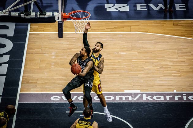 Basketball Oldenburg 10.02.2021 Saison 2020 2021 easyCredit BBL: 17. Spieltag: EWE Baskets - Hamburg Towers Basketball Oldenburg 10.02.2021 Saison 2020 2021 easyCredit BBL: 17. Spieltag: EWE Baskets - Hamburg Towers 44 Bryce Taylor, Towers Hamburg 12, Martin Breunig, EWE Baskets Oldenburg nur redaktionelle Verwendung - kommerzielle Verwendung Nutzung nur nach Absprache mit dem Fotografen Oldenburg Deutschland