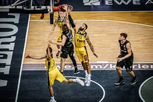 Basketball Oldenburg 10.02.2021 Saison 2020 2021 easyCredit BBL: 17. Spieltag: EWE Baskets - Hamburg Towers Basketball Oldenburg 10.02.2021 Saison 2020 2021 easyCredit BBL: 17. Spieltag: EWE Baskets - Hamburg Towers 21 Justus Hollatz, Towers Hamburg 12, Martin Breunig, EWE Baskets Oldenburg nur redaktionelle Verwendung - kommerzielle Verwendung Nutzung nur nach Absprache mit dem Fotografen Oldenburg Deutschland
