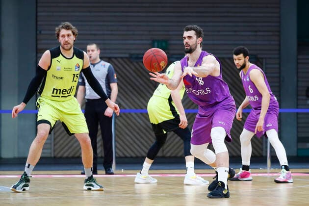 17. Spieltag der easyCredit BBL Basketball Bundesliga in der Oberfrankenhalle in Bayreuth Bayern Deutschland Saison 2020-2021 Medi Bayreuth gegen BG Goettingen Matthew Tiby (Medi Bayreuth 15) links Harper Kamp (BG Goettingen 18) rechts