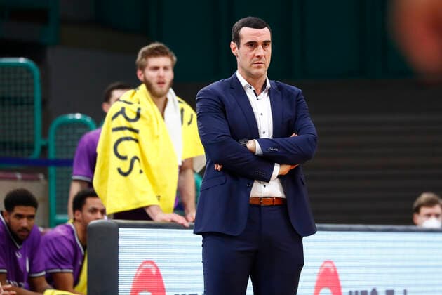 17. Spieltag der easyCredit BBL Basketball Bundesliga in der Oberfrankenhalle in Bayreuth Bayern Deutschland Saison 2020-2021 Medi Bayreuth gegen BG Goettingen Roel Moors (BG Goettingen) Trainer