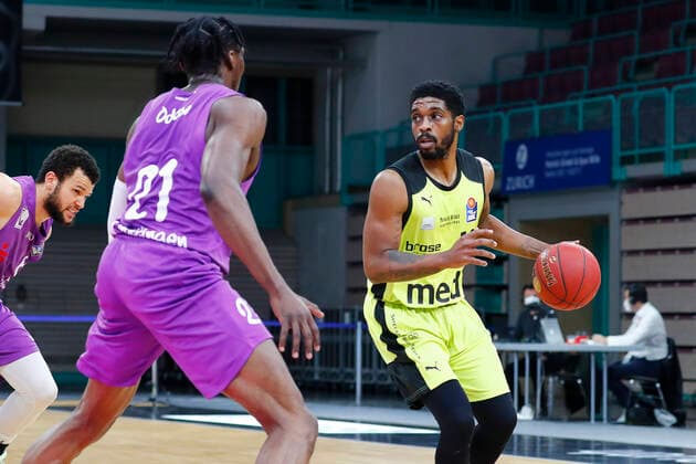 17. Spieltag der easyCredit BBL Basketball Bundesliga in der Oberfrankenhalle in Bayreuth Bayern Deutschland Saison 2020-2021 Medi Bayreuth gegen BG Goettingen Lazeric Jones (Medi Bayreuth 12) rechts Tai Odiase (BG Goettingen 21) links