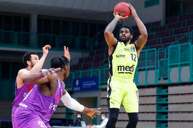 17. Spieltag der easyCredit BBL Basketball Bundesliga in der Oberfrankenhalle in Bayreuth Bayern Deutschland Saison 2020-2021 Medi Bayreuth gegen BG Goettingen Lazeric Jones (Medi Bayreuth 12) rechts Tai Odiase (BG Goettingen 21) links