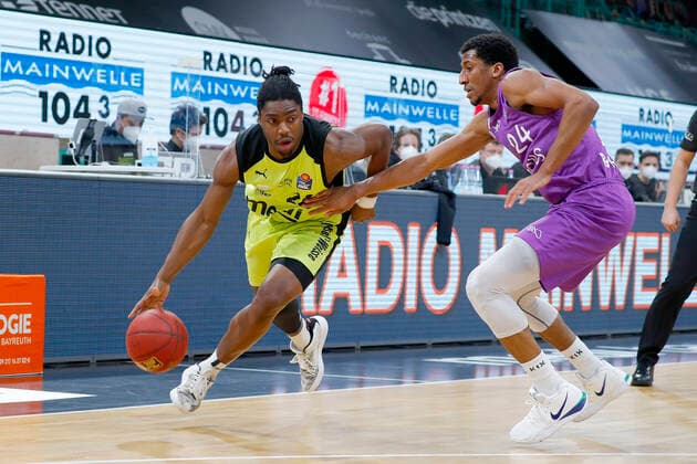 17. Spieltag der easyCredit BBL Basketball Bundesliga in der Oberfrankenhalle in Bayreuth Bayern Deutschland Saison 2020-2021 Medi Bayreuth gegen BG Goettingen Frank Bartley (Medi Bayreuth 24) links Aubrey Dawkins (BG Goettingen 24) rechts