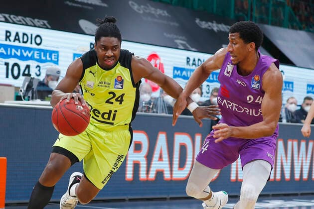 17. Spieltag der easyCredit BBL Basketball Bundesliga in der Oberfrankenhalle in Bayreuth Bayern Deutschland Saison 2020-2021 Medi Bayreuth gegen BG Goettingen Frank Bartley (Medi Bayreuth 24) links Aubrey Dawkins (BG Goettingen 24) rechts