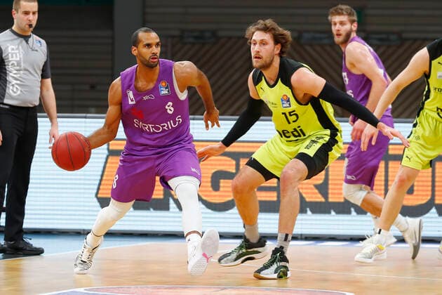 17. Spieltag der easyCredit BBL Basketball Bundesliga in der Oberfrankenhalle in Bayreuth Bayern Deutschland Saison 2020-2021 Medi Bayreuth gegen BG Goettingen Matthew Tiby (Medi Bayreuth 15) rechts Akeem Vargas (BG Goettingen 8) links