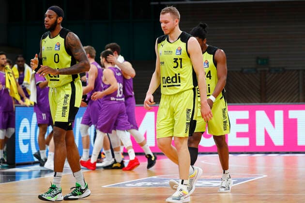 17. Spieltag der easyCredit BBL Basketball Bundesliga in der Oberfrankenhalle in Bayreuth Bayern Deutschland Saison 2020-2021 Medi Bayreuth gegen BG Goettingen Dererk Pardon (Medi Bayreuth 0) links Osvaldas Olisevicius (Medi Bayreuth 31) mitte Frank Bartley (Medi Bayreuth 24) rechts