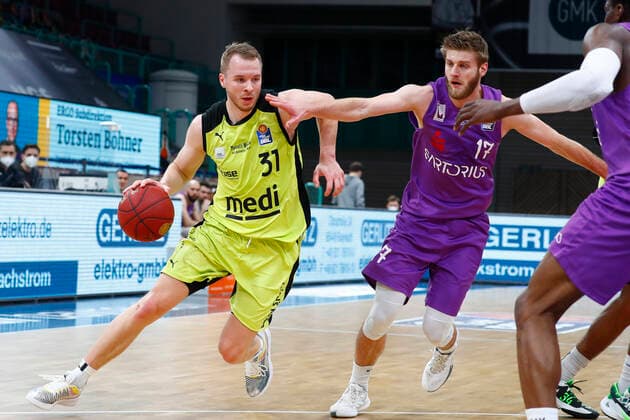 17. Spieltag der easyCredit BBL Basketball Bundesliga in der Oberfrankenhalle in Bayreuth Bayern Deutschland Saison 2020-2021 Medi Bayreuth gegen BG Goettingen Osvaldas Olisevicius (Medi Bayreuth 31) links Mathis Moenninghoff (BG Goettingen 17) rechts