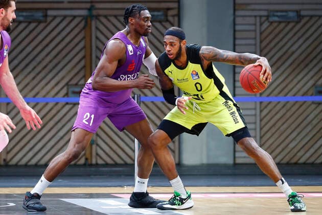 17. Spieltag der easyCredit BBL Basketball Bundesliga in der Oberfrankenhalle in Bayreuth Bayern Deutschland Saison 2020-2021 Medi Bayreuth gegen BG Goettingen Dererk Pardon (Medi Bayreuth 0) rechts Tai Odiase (BG Goettingen 21) links