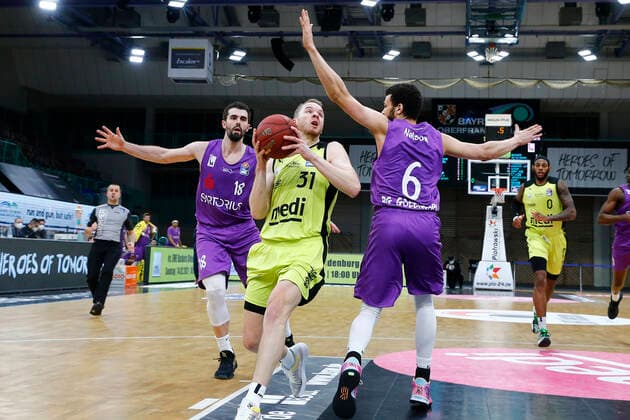 17. Spieltag der easyCredit BBL Basketball Bundesliga in der Oberfrankenhalle in Bayreuth Bayern Deutschland Saison 2020-2021 Medi Bayreuth gegen BG Goettingen Osvaldas Olisevicius (Medi Bayreuth 31) links Luke Nelson (BG Goettingen 6) rechts