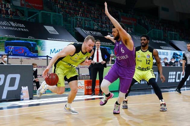 17. Spieltag der easyCredit BBL Basketball Bundesliga in der Oberfrankenhalle in Bayreuth Bayern Deutschland Saison 2020-2021 Medi Bayreuth gegen BG Goettingen Osvaldas Olisevicius (Medi Bayreuth 31) links Luke Nelson (BG Goettingen 6) rechts