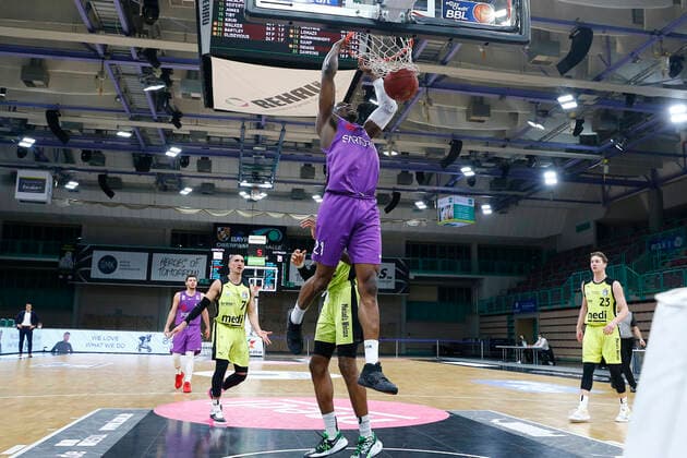 17. Spieltag der easyCredit BBL Basketball Bundesliga in der Oberfrankenhalle in Bayreuth Bayern Deutschland Saison 2020-2021 Medi Bayreuth gegen BG Goettingen Dererk Pardon (Medi Bayreuth 0) rechts Tai Odiase (BG Goettingen 21) links