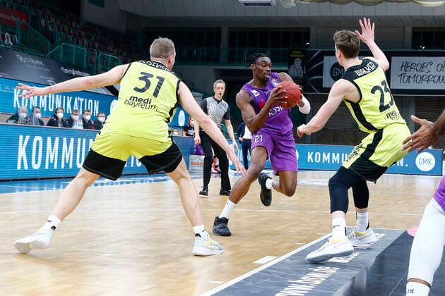 17. Spieltag der easyCredit BBL Basketball Bundesliga in der Oberfrankenhalle in Bayreuth Bayern Deutschland Saison 2020-2021 Medi Bayreuth gegen BG Goettingen Osvaldas Olisevicius (Medi Bayreuth 31) links David Walker (Medi Bayreuth23) rechts Tai Odiase (BG Goettingen 21) mitte