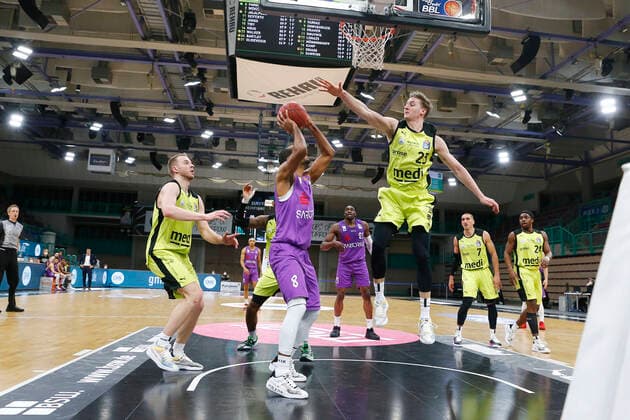 17. Spieltag der easyCredit BBL Basketball Bundesliga in der Oberfrankenhalle in Bayreuth Bayern Deutschland Saison 2020-2021 Medi Bayreuth gegen BG Goettingen David Walker (Medi Bayreuth23) rechts Akeem Vargas (BG Goettingen 8) links