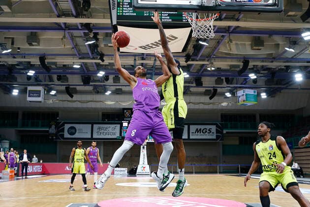 17. Spieltag der easyCredit BBL Basketball Bundesliga in der Oberfrankenhalle in Bayreuth Bayern Deutschland Saison 2020-2021 Medi Bayreuth gegen BG Goettingen Dererk Pardon (Medi Bayreuth 0) rechts Akeem Vargas (BG Goettingen 8) links