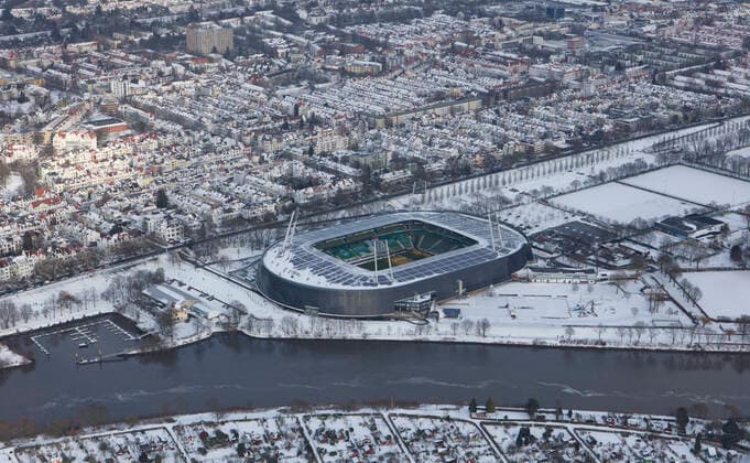 Luftaufnahme verschneites Weserstadion, Fußballstadion des deutschen Fußball-Bundesligisten Werder Bremen, in Bremen direkt am rechten Ufer der Weser in der Pauliner Marsch, einem Überflutungsgebiet vor dem Osterdeich im Stadtteil Östliche Vorstadt, Ortsteil Peterswerder Copyright: xCarlxGrollx