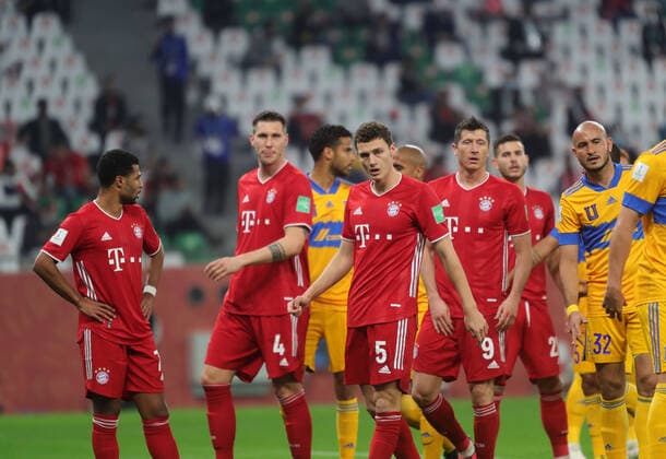 11.02.2021, Fussball FIFA-Klub-WM 2021, Finale, FC Bayern München - Tigres UANL (Mexiko), im Education City Stadium (Al Rayyan) in Katar (VAE). v.lI: Serge Gnabry (FC Bayern München), Niklas Süle (FC Bayern München), Benjamin Pavard (Bayern München), Robert Lewandowski (FC Bayern München) nachdenklich