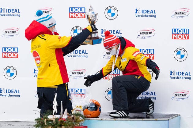 Bilder des Jahres 2021, Sport 02 Februar Sport Themen der Woche KW06 von links: Jacqueline Loelling (GER, Deutschland, Zweitplatzierter, Silbermedaille, silver medal) uebergibt Tina Hermann (GER, Deutschland) den WM-Pokal, 2 12 2021, Altenberg (Deutschland), IBSF World Championships Bobsleigh and Skeleton Altenberg *** from left Jacqueline Loelling GER, Germany, runner-up, silver medal, gives the World Championship trophy to Tina Hermann GER, Germany, 2 12 2021, Altenberg Germany , IBSF World Championships Bobsleigh and Skeleton Altenberg xprx