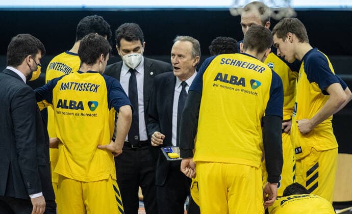 12.02.21, Berlin, Basketball, 1. Bundesliga, easyCredit BBL, Hauptrunde, 18.Spieltag, Mercedes Benz Arena: ALBA Berlin - medi Bayreuth. ALBAs Head Coach Aito Garcia Reneses steht neben Co-Trainer Israel Gonzalez im Kreise seiner Spieler. ALBA Berlin - medi Bayreuth