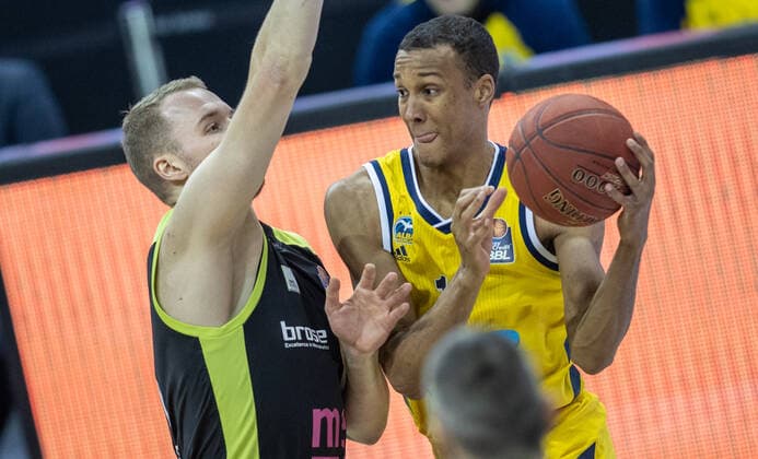 12.02.21, Berlin, Basketball, 1. Bundesliga, easyCredit BBL, Hauptrunde, 18.Spieltag, Mercedes Benz Arena: ALBA Berlin - medi Bayreuth. Osvaldas Olisevicius (l) von medi Bayreuth kaempft gegen ALBAs Louis Olinde um den Ball. ALBA Berlin - medi Bayreuth