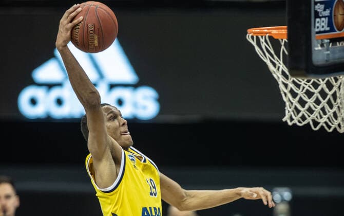 12.02.21, Berlin, Basketball, 1. Bundesliga, easyCredit BBL, Hauptrunde, 18.Spieltag, Mercedes Benz Arena: ALBA Berlin - medi Bayreuth. ALBAs Louis Olinde wirft den Ball in den Korb. ALBA Berlin - medi Bayreuth
