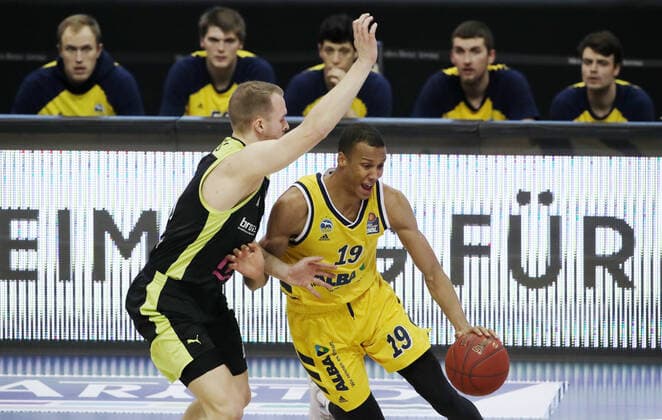 Osvaldas Olisevicius, Louis Olinde Aktion Spielszene Zweikampf Basketball BBL Bundesliga Herren Saison 2020 2021 12.02.2021 ALBA Berlin vs. medi Bayreuth
