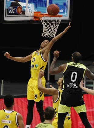Louis Olinde, Dererk Pardon Aktion Spielszene Zweikampf Basketball BBL Bundesliga Herren Saison 2020 2021 12.02.2021 ALBA Berlin vs. medi Bayreuth