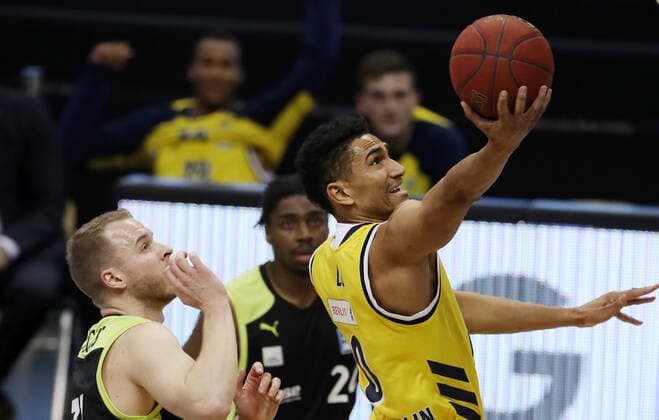 Osvaldas Olisevicius, Maodo Lo Aktion Spielszene Zweikampf Basketball BBL Bundesliga Herren Saison 2020 2021 12.02.2021 ALBA Berlin vs. medi Bayreuth
