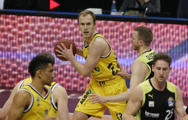 Luke Sikma, Osvaldas Olisevicius Aktion Spielszene Zweikampf Basketball BBL Bundesliga Herren Saison 2020 2021 12.02.2021 ALBA Berlin vs. medi Bayreuth