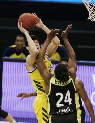 Simone Fontecchio, Frank Bartley Aktion Spielszene Zweikampf Basketball BBL Bundesliga Herren Saison 2020 2021 12.02.2021 ALBA Berlin vs. medi Bayreuth