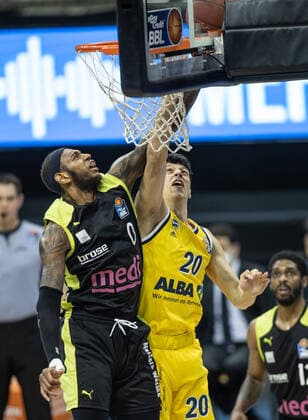 12.02.21, Berlin, Basketball, 1. Bundesliga, easyCredit BBL, Hauptrunde, 18.Spieltag, Mercedes Benz Arena: ALBA Berlin - medi Bayreuth. Dererk Pardon von medi Bayreuth springt zum Korb gegen ALBAs Simone Fontecchio (r). ALBA Berlin - medi Bayreuth