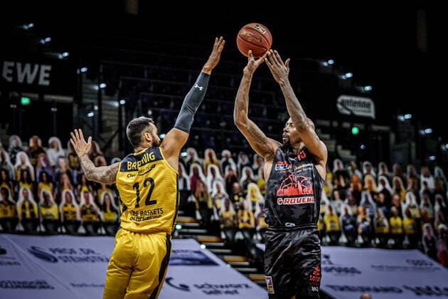 Basketball Oldenburg 12.02.2021 Saison 2020 2021 easyCredit BBL: 18. Spieltag: EWE Baskets - JobStairs GIESSEN 46ers Basketball Oldenburg 12.02.2021 Saison 2020 2021 easyCredit BBL: 18. Spieltag: EWE Baskets - JobStairs GIESSEN 46ers 12, Martin Breunig, EWE Baskets Oldenburg Brandon Bowman, No. 15 nur redaktionelle Verwendung - kommerzielle Verwendung Nutzung nur nach Absprache mit dem Fotografen Oldenburg Deutschland