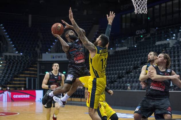 GER, Basketball, EWE Baskets Oldenburg vs JobStairs Giessen 46ers 12.02.2021, EWE Arena, Oldenburg, GER, easy Credit-BBL, EWE Baskets Oldenburg vs JobStairs Giessen 46ers, im Bild Jonathan STARK (Jobstairs Giessen 46ers 1 ) Martin BREUNING (EWE Baskets Oldenburg 12 ) John BRYANT (Jobstairs Giessen 46ers 54 ) Nathan BOOTHE (EWE Baskets Oldenburg 45 )