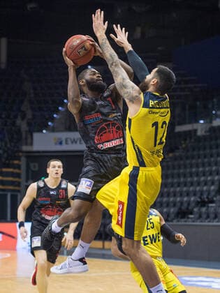 GER, Basketball, EWE Baskets Oldenburg vs JobStairs Giessen 46ers 12.02.2021, EWE Arena, Oldenburg, GER, easy Credit-BBL, EWE Baskets Oldenburg vs JobStairs Giessen 46ers, im Bild Jonathan STARK (Jobstairs Giessen 46ers 1 ) Martin BREUNING (EWE Baskets Oldenburg 12 )