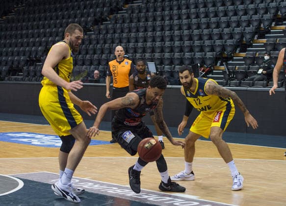 GER, Basketball, EWE Baskets Oldenburg vs JobStairs Giessen 46ers 12.02.2021, EWE Arena, Oldenburg, GER, easy Credit-BBL, EWE Baskets Oldenburg vs JobStairs Giessen 46ers, im Bild Diante GARRETT (Jobstairs Giessen 46ers 11 ) Nathan BOOTHE (EWE Baskets Oldenburg 45 ) Martin BREUNING (EWE Baskets Oldenburg 12 )
