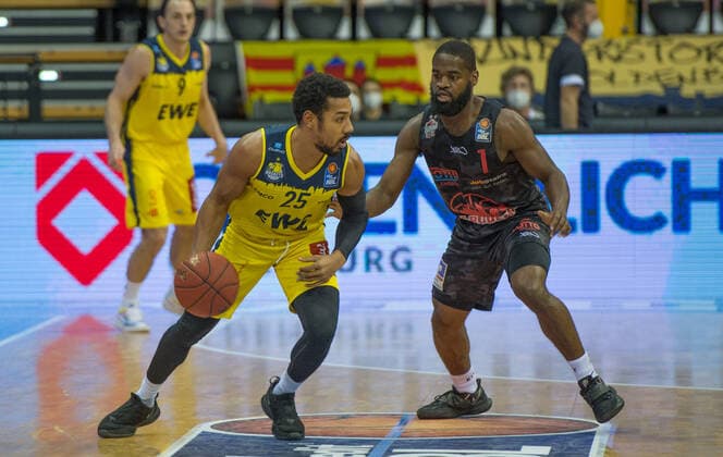 GER, Basketball, EWE Baskets Oldenburg vs JobStairs Giessen 46ers 12.02.2021, EWE Arena, Oldenburg, GER, easy Credit-BBL, EWE Baskets Oldenburg vs JobStairs Giessen 46ers, im Bild Phil PRESSEY (EWE Baskets Oldenburg 25 ) Jonathan STARK (Jobstairs Giessen 46ers 1 )