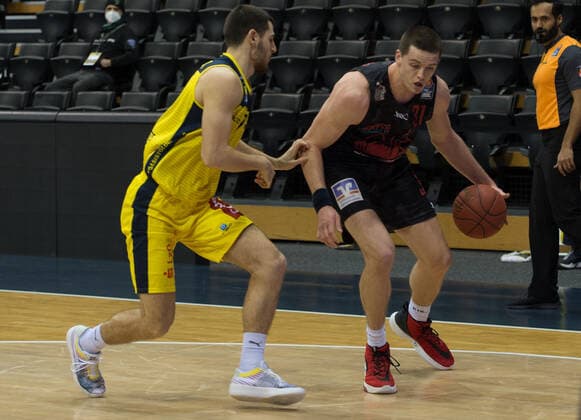 GER, Basketball, EWE Baskets Oldenburg vs JobStairs Giessen 46ers 12.02.2021, EWE Arena, Oldenburg, GER, easy Credit-BBL, EWE Baskets Oldenburg vs JobStairs Giessen 46ers, im Bild Scottie JAMES Jr. (Jobstairs Giessen 46ers 31 ) Sebastian HERRERA (EWE Baskets Oldenburg 7 )