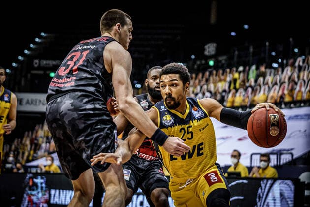 Basketball Oldenburg 12.02.2021 Saison 2020 2021 easyCredit BBL: 18. Spieltag: EWE Baskets - JobStairs GIESSEN 46ers Basketball Oldenburg 12.02.2021 Saison 2020 2021 easyCredit BBL: 18. Spieltag: EWE Baskets - JobStairs GIESSEN 46ers 31, SCOTTIE JAMES JR, JobStairs GIESSEN 46ers 55, Phil Pressey, EWE Baskets Oldenburg T nur redaktionelle Verwendung - kommerzielle Verwendung Nutzung nur nach Absprache mit dem Fotografen Oldenburg Deutschland