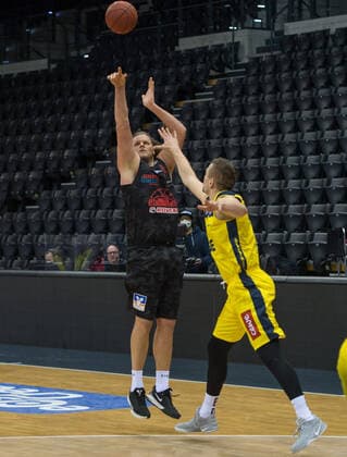 GER, Basketball, EWE Baskets Oldenburg vs JobStairs Giessen 46ers 12.02.2021, EWE Arena, Oldenburg, GER, easy Credit-BBL, EWE Baskets Oldenburg vs JobStairs Giessen 46ers, im Bild John BRYANT (Jobstairs Giessen 46ers 54 ) Rasid MAHALBASIC (EWE Baskets Oldenburg 24 )