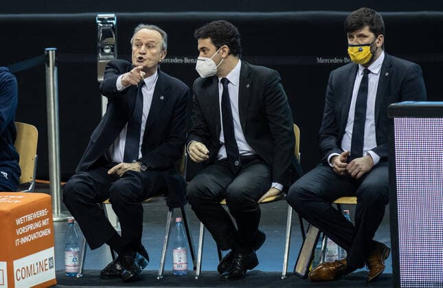 12.02.21, Berlin, Basketball, 1. Bundesliga, easyCredit BBL, Hauptrunde, 18.Spieltag, Mercedes Benz Arena: ALBA Berlin - medi Bayreuth. ALBAs Head Coach Aito Garcia Reneses (l-r) gestikuliert neben Co-Trainer Israel Gonzalez und Sebastian Trzciona. ALBA Berlin - medi Bayreuth