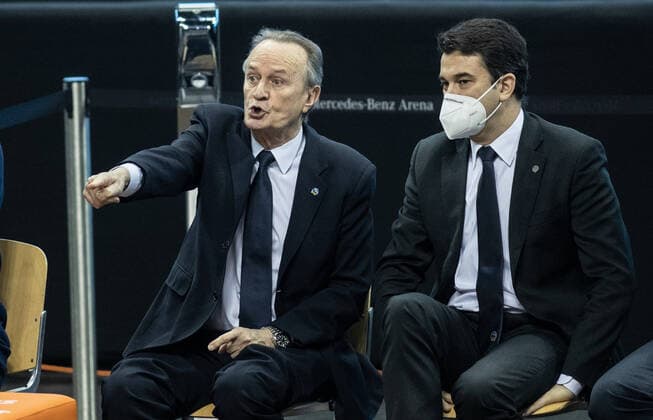 12.02.21, Berlin, Basketball, 1. Bundesliga, easyCredit BBL, Hauptrunde, 18.Spieltag, Mercedes Benz Arena: ALBA Berlin - medi Bayreuth. ALBAs Head Coach Aito Garcia Reneses (l) gestikuliert neben Co-Trainer Israel Gonzalez. ALBA Berlin - medi Bayreuth