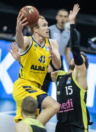 12.02.21, Berlin, Basketball, 1. Bundesliga, easyCredit BBL, Hauptrunde, 18.Spieltag, Mercedes Benz Arena: ALBA Berlin - medi Bayreuth. ALBAs Luke Sikma (l) kaempft gegen Matthew Tiby von medi Bayreuth um den Ball. ALBA Berlin - medi Bayreuth
