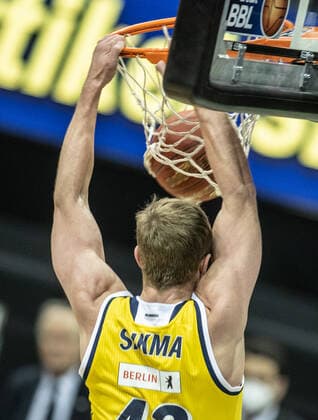 12.02.21, Berlin, Basketball, 1. Bundesliga, easyCredit BBL, Hauptrunde, 18.Spieltag, Mercedes Benz Arena: ALBA Berlin - medi Bayreuth. ALBAs Luke Sikma legt den Ball in den Korb und haengt daran. ALBA Berlin - medi Bayreuth