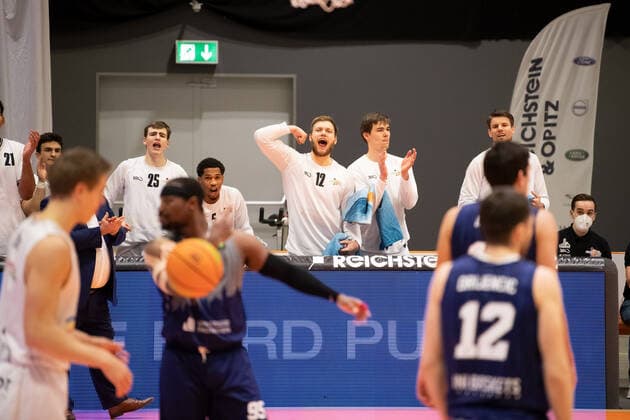 BARMER 2. Basketball Bundesliga ProA Saison 2020 2021 21. Spieltag am 12.2.2021 Science City Jena vs Uni Baskets Paderborn Jubel bei den Spielern von Jena auf der Bank nach einem Korberfolg Sparkassen Arena Jena