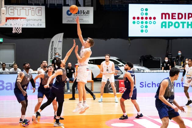 BARMER 2. Basketball Bundesliga ProA Saison 2020 2021 21. Spieltag am 12.2.2021 Science City Jena vs Uni Baskets Paderborn Mitte: Robin Carl Lodders (Jena) mit dem Korbleger Sparkassen Arena Jena